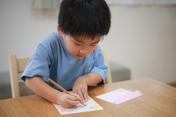 手紙を書く男の子