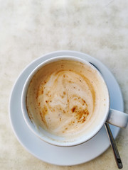 Cappuccino, mit Milch, weiße Tasse, Textfreiraum oben