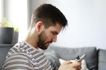 hombre mirando el movil