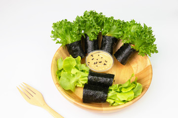 seaweed asian salad rolls with dipping