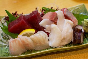 造り盛り合わせ。刺身盛合せ。生たこ、吸盤、カンパチ、マグロ赤身、鯛、白身、おろしわさび。刺身盛合せ。舟盛り。あて。つまみ。海鮮。鮮魚。包丁技。
