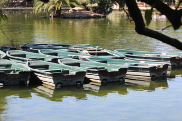 Barcas con lago.