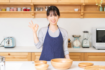 OKのポーズをする若い女性
