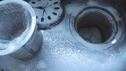 掃除中のキッチンシンクの排水溝