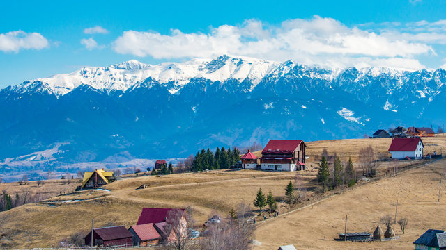 Blick von Piatra Craiului auf Bucegi Gebirge im rum&auml;nischen Transilvanien