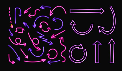 Obraz premium Vector glowing arrows set isolated on black background, ultraviolet colors, direction signs, neon lines.