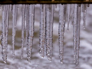 Sople lodu wiszące pod mostkiem © PeterG