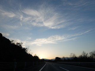 夕焼けの高速道路の景観