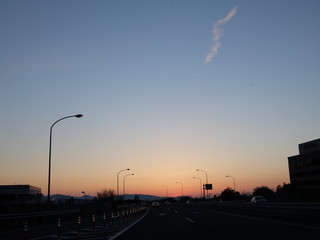 夕焼けの高速道路の景観