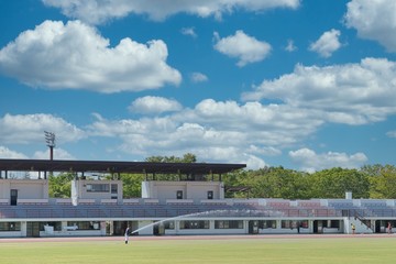Fototapeta premium 水撒きしている夏の球技場