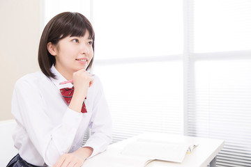 勉強する女子高校生