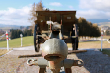 Cannoni posti al di fuori del sacrario militare di Asiago o Santuario del Leiten, grande monumento storico e uno dei principali ossari militari della Prima Guerra Mondiale