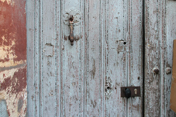 door with knocker in amboise (france)