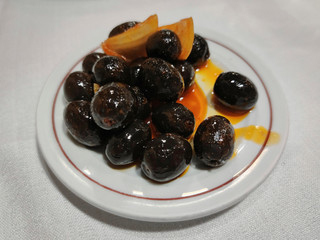 Aceitunas negras maceradas con pimenton y cebolla