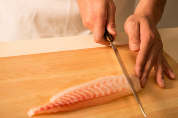 刺身を切る板前の手元