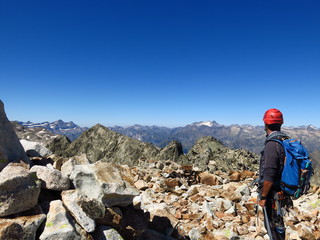 alpiniste massif du Néouvielle dans les Pyrénées centrales