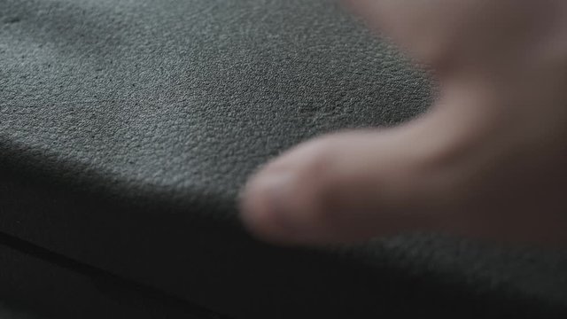 Slow closing of a black gimbal hard case.