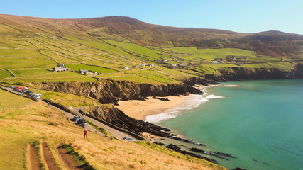 Paisaje costero irlandés loma junto a la costa