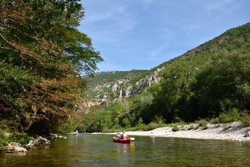 Fototapeta na wymiar Découvrir les Gorges du Tarn en canoë