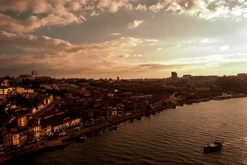oporto atardecer con r&iacute;o y cielo