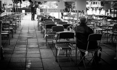 Hombre tomando café ;blanco y negro