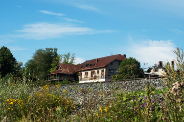 Obraz premium Beautiful summer landscape of the countryside. A wooden house and a railway line.