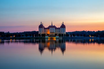 Obraz premium Beautiful evening panorama of Moritzburg Baroque palace surrounded by a lake.