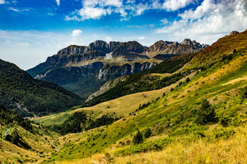 Fototapeta premium Vista durante la subida y bajada al Ibon de acherito desde la Selva de Oza, Huesca