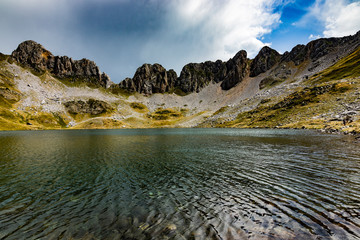 Vista a laguna de Ibon de acherito de la Selva de Oza