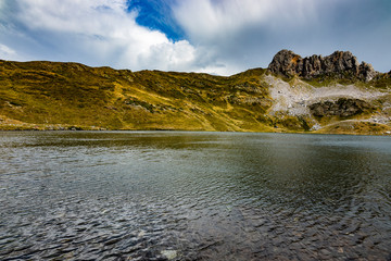 Vista a laguna de Ibon de acherito de la Selva de Oza