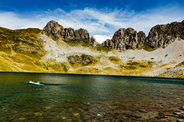 Vista a laguna de Ibon de acherito de la Selva de Oza