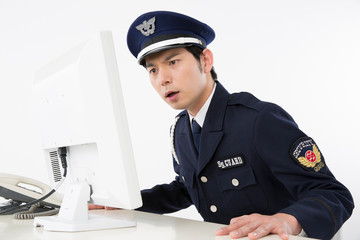 監視する警備員