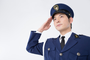 敬礼をする男性警察官
