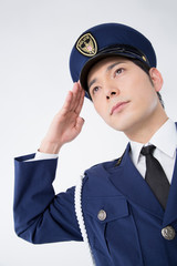 敬礼をする男性警察官