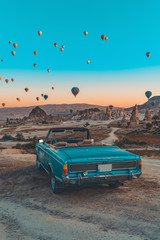 retro auto op Cappadocië en heteluchtballonnen