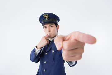 笛を吹く男性警察官