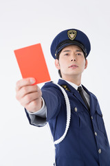 取り締まる男性警察官