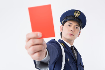 取り締まる男性警察官