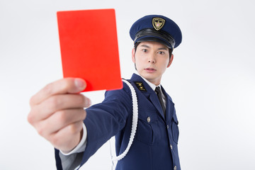 取り締まる男性警察官