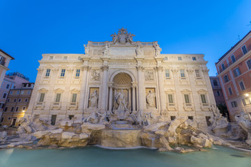 Fototapeta na wymiar Fontana di Trevi all'alba, Roma