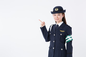 指差しをする女性警察官