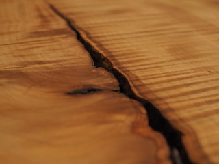 亀裂のあるトチの板材のアップ