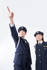 指差しをする警察官