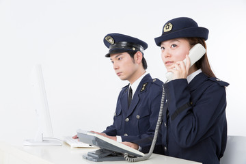 電話を受ける警察官