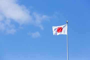風にたなびく日本国旗