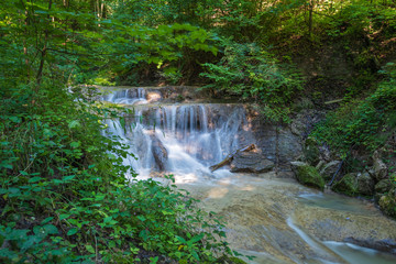 Natur im Wald mit Wasser in gr&uuml;ner Umgebung - Gew&auml;sser mit Wasserfall