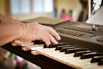 Obraz premium Close-up of a musician playing piano keyboard.