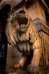Löwen statur aus Stein an einem Gebäude 