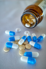 薬の瓶と散らばる薬