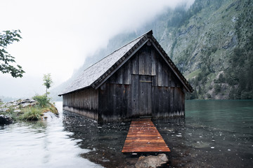 Bootshaus am Obersee im Regen